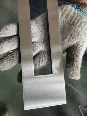 Ejon YZ400 Máquina de deslagging de entrega de cinturão para corte e estampagem a laser de peças
