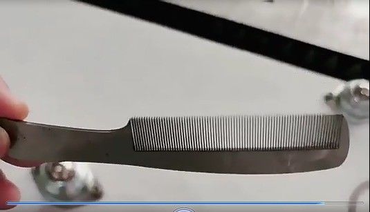 Máquina de corte a laser de fibra de metal CNC de 1500W com operação de onda contínua