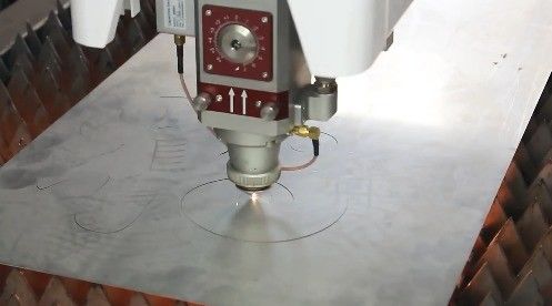 Baixo Custo de Manutenção 1500w 3000w Cnc Raycus 3015 Laser Cutter de Folha para Corte de Metal