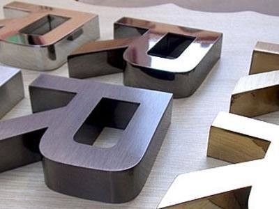 Máquina de dobração de letras de canal 3D automática CNC de precisão ± 0,1 mm para sinal publicitário